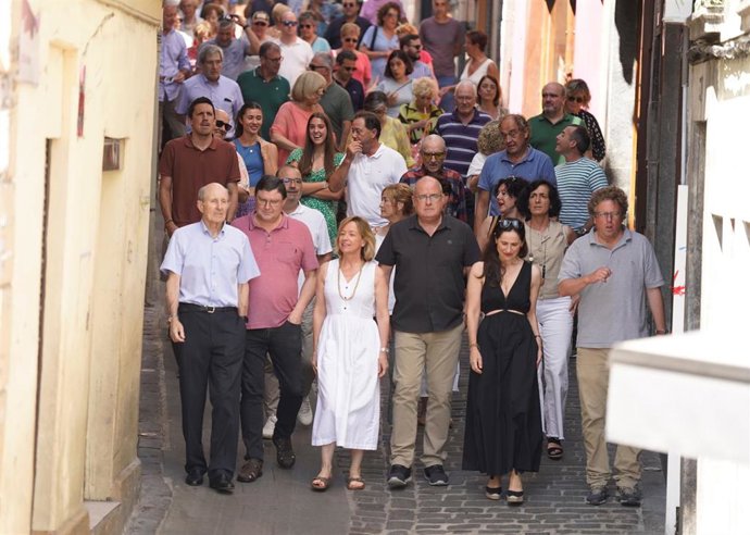 El presidente del PNV de Gipuzkoa, Joseba Egibar, junto a cargos y militantes en Mutriku