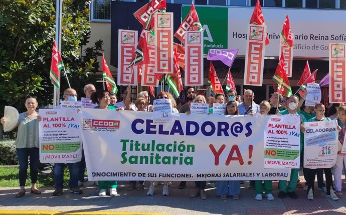 Archivo - Una anterior protesta de celadores del Hospital Reina Sofía de Córdoba.