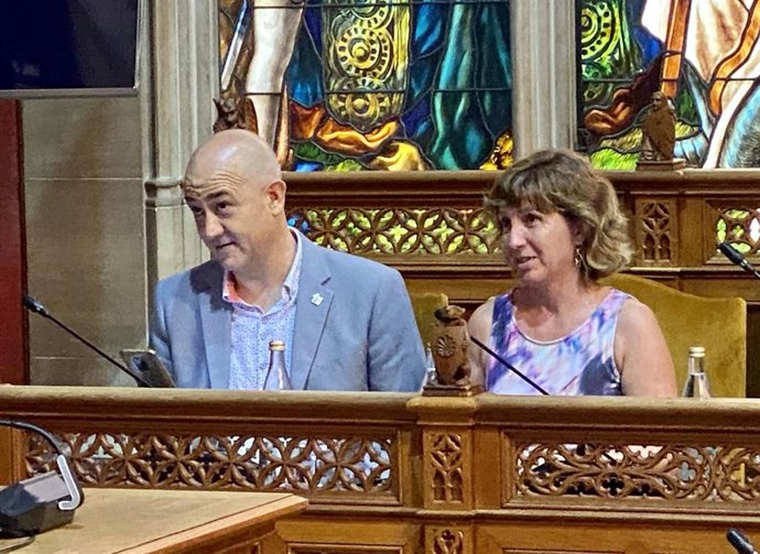 Los consellers del Consell de Mallorca de El PI Antoni Salas y Magdalena Vives en el pleno del Consell