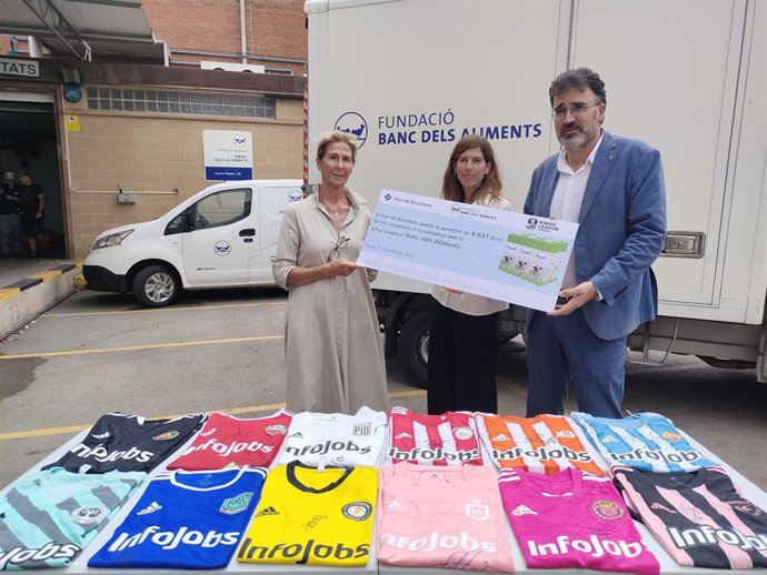 El Puerto de Barcelona y la Kings League aportan 4.500 litros de leche para el Banc dels Aliments