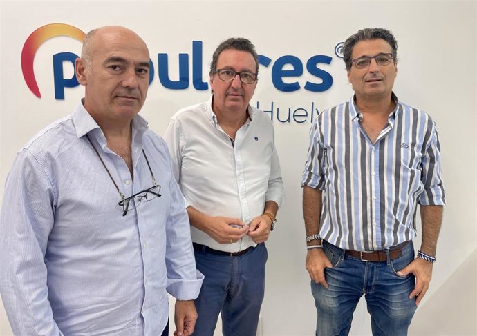 El presidente del PP de Huelva, Manuel Andrés González, ha mantenido un encuentro con los representantes de la Plataforma por el AVE y las infraestructuras del Siglo XXI para Huelva, José Antonio Cabrera y Salvador Romero.
