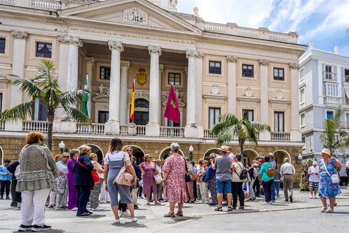 Archivo - Turistas delante del Ayuntamiento de Cádiz.