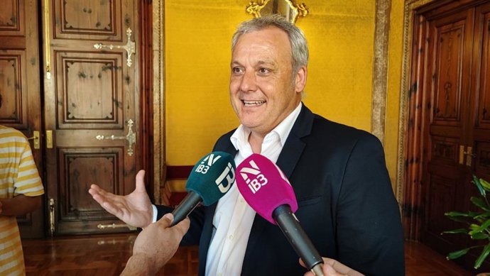 El portavoz de MÉS per Mallorca en el Consell de Mallorca, Jaume Alzamora, atiende a los medios de comunicación tras el pleno de este lunes.
