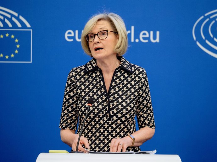 Archivo - HANDOUT - 18 April 2023, France, Strasbourg: Mairead McGuinness, European Commissioner for Financial Stability, Financial Services and the Capital Markets Union, speaks during a press conference on the reform of the bank crisis management and 