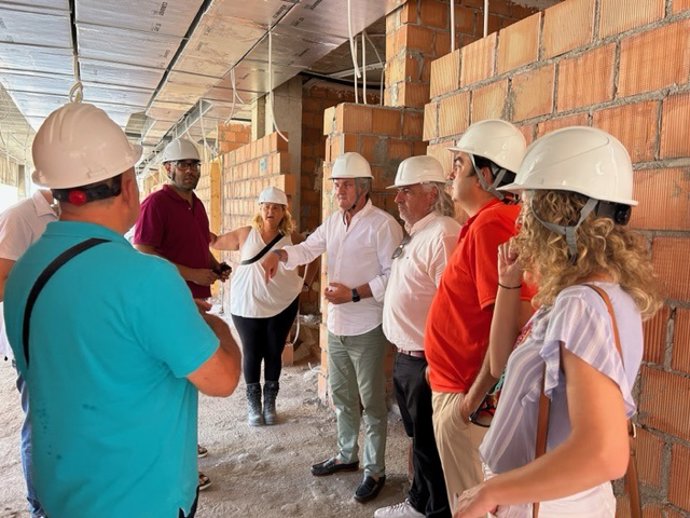 El delegado de Salud visita las obras del centro de salud de Piedras Redondas, en Almería.