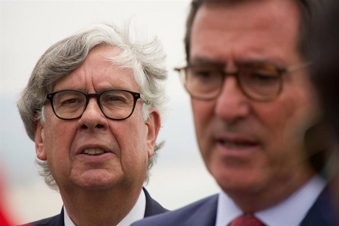 Archivo - El presidente de la CEG, Juan Manuel Vieites (i) junto al presidente de la Confederación Española de Organizaciones Empresariales (CEOE)CEOE, Antonio Garamendi (d), asisten a  la reunión del Consejo Asesor de la Confederación de Empresarios de