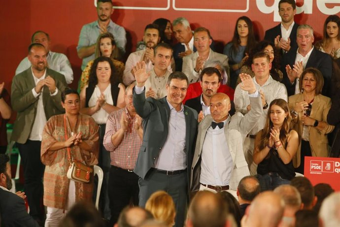 Archivo - Pedro Sánchez y Antonio Hurtado (centro), en un acto del PSOE el pasado abril en Córdoba.