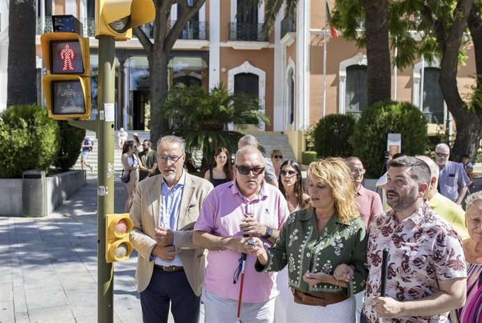 Huelva estrena un nuevo sistema de aviso acústico para semáforos.