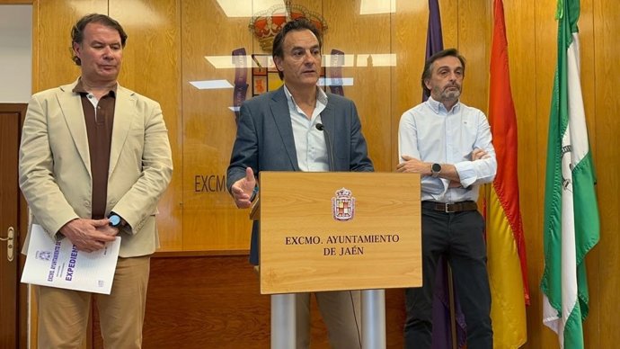El alcalde de Jaén, Agustín González, durante la rueda de prensa