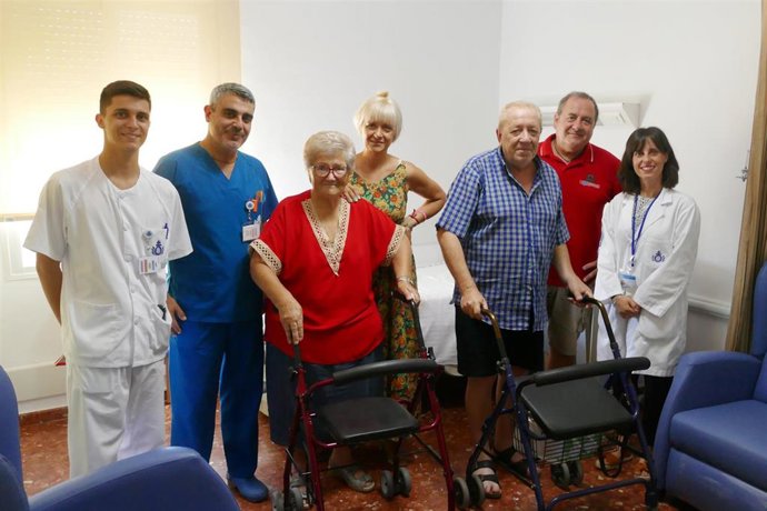 Una familia usuaria del programa junto a sanitarios del hospital.