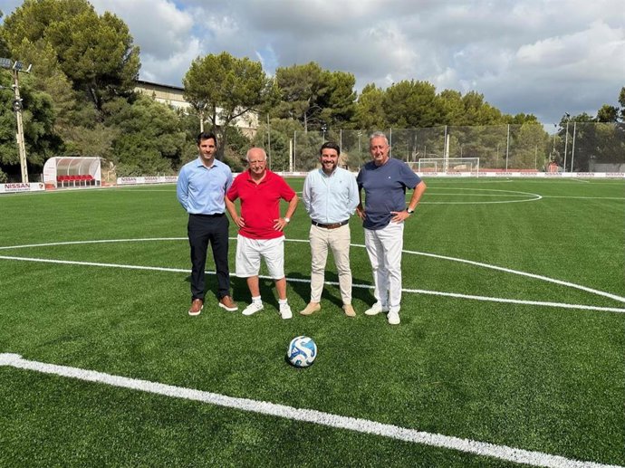 El teniente de alcalde de Cultura y Deportes del Ayuntamiento de Palma, Javier Bonet, y el director general de Deportes, David Salom, en el campo de fútbol 7 de Can Valero