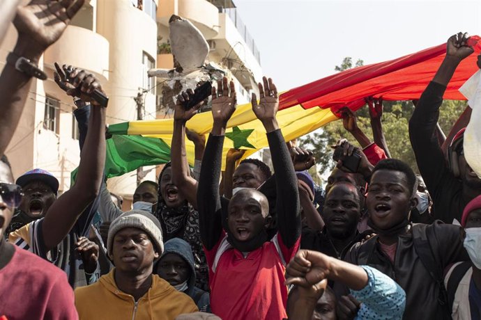 Archivo - Manifestantes en Senegal a favor del opositor Ousmane Sonko