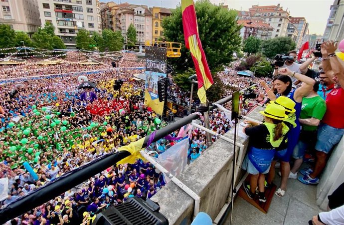 Un chupinazo multitudinario abre la Semana Grande de Santander