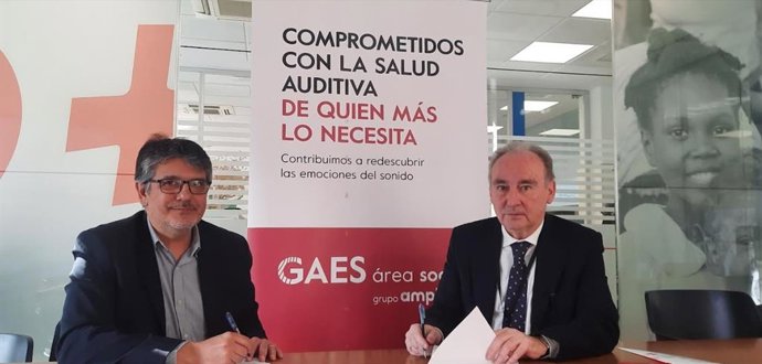 El director del Área Social de GAES, Francesc Carreño, y el secretario general de Cruz Roja, Leopoldo Pérez Suárez, han firmado un acuerdo de colaboración para proporcionar productos, soluciones y servicios a las personas más vulnerables y con dificulta