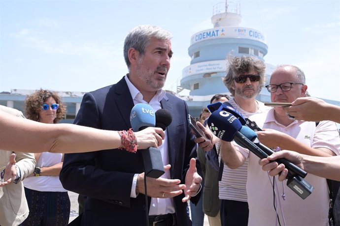 El presidente de Canarias, Fernando Clavijo, atiende a los medios de comunicación