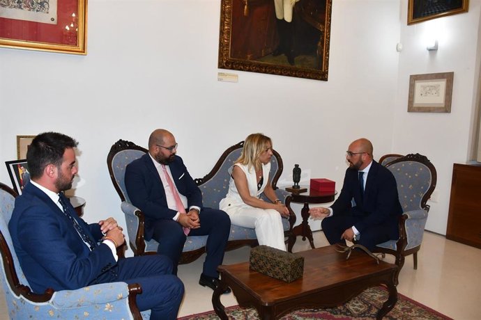 Almudena Martínez reunida con el alcalde de El Puerto.