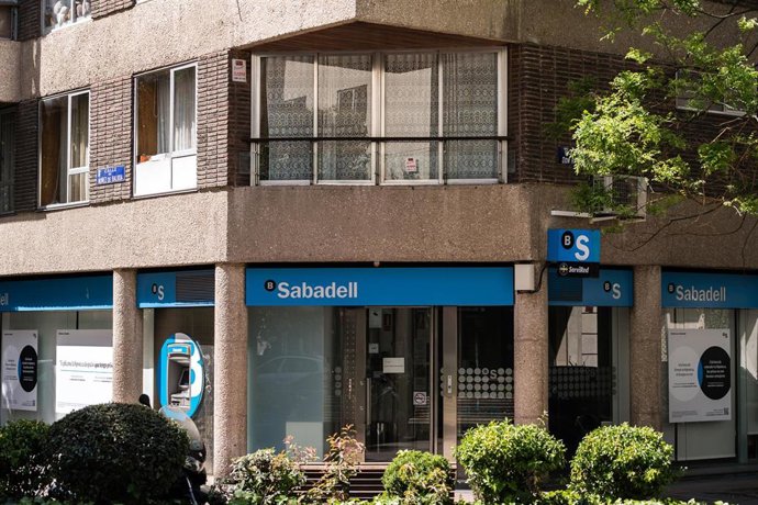 Archivo - La entidad bancaria de Sabadell que ha sido atracada, en la calle Núñez de Balboa, a 21 de abril de 2023, en Madrid (España). La Policía Nacional ha detenido a un atracador de una oficina de una entidad bancaria, tras sustraer a primera hora d