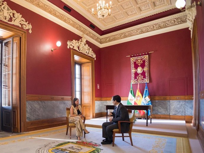 Nieto con la alcaldesa de San Fernando.