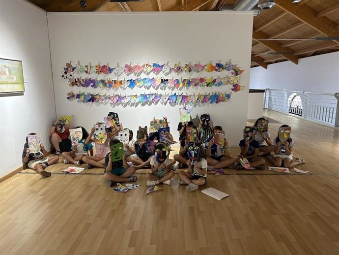 El programa 'Abierto por Vacaciones' del Museo de Alcalá de Guadaíra (Sevilla) acoge más de un centenar de alumnos.