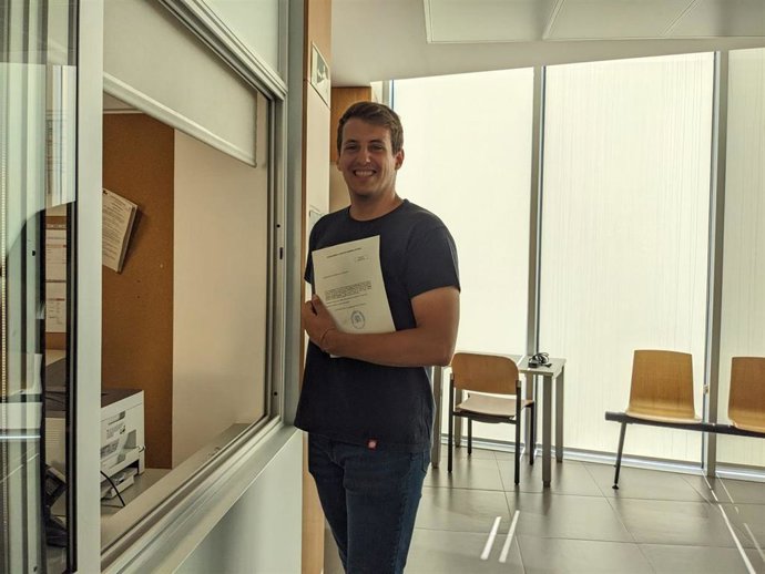 El diputado electo de Sumar Aragón, Jorge Pueyo, recoge en la Audiencia Provincial de Zaragoza la credencial para tomar posesión de su escaño en el Congreso de los Diputados.