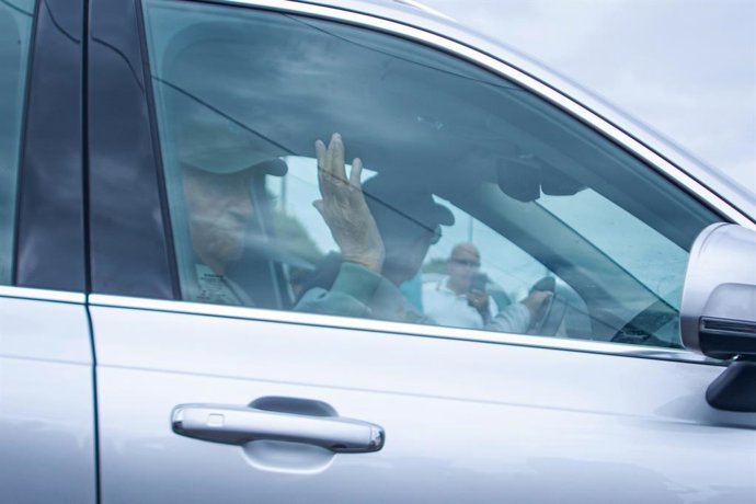 El Rey emérito Juan Carlos I sale de la casa de su anfitrión  Pedro Campos, a 27 de julio de 2023, en Sanxenxo, Pontevedra, Galicia (España). El Rey emérito llegó ayer a Galicia, en la que será su tercera visita desde que se trasladó en agosto de 2020 a