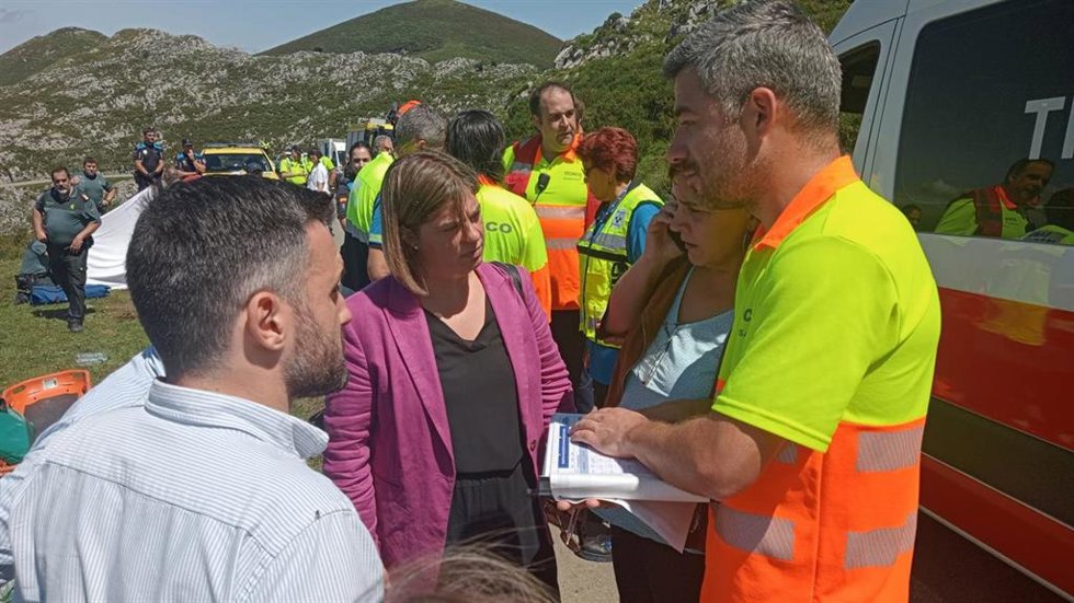 La nueva vicepresidenta del Principado, Gimena Llamedo, y la nueva consejera de Salud, Concepción Saavedra, hacen seguimiento del accidente de autobús en la subida a los Lagos de Covadonga