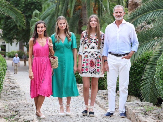 El rey Felipe IV, la reina Letizia, la Princesa Leonor y la Infanta Sofía durante su visita a los Jardines de Alfabia.