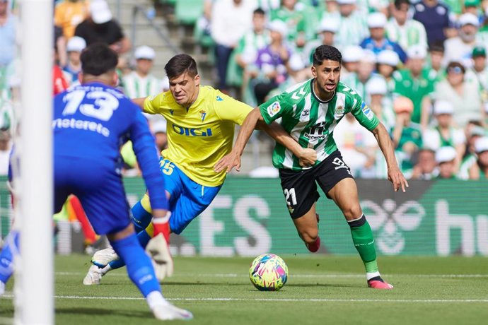 Archivo - Jorge Meré pugna con Ayoze Pérez durante el Betis-Cádiz de la temporada 22-23