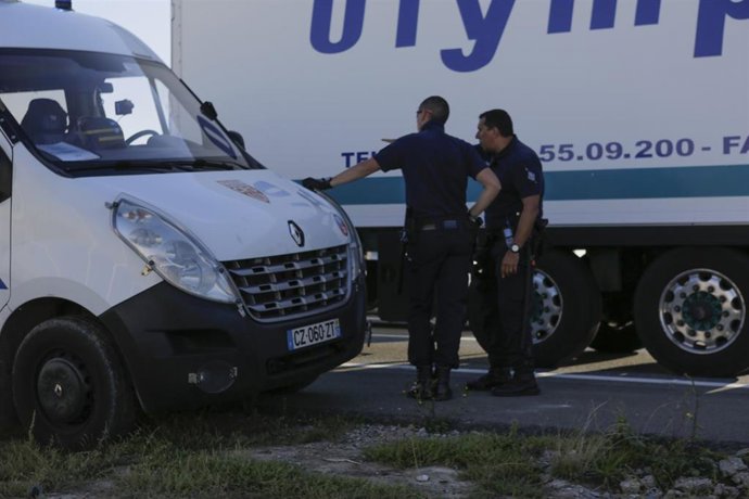 Archivo - Policía cerca de Calais, Francia