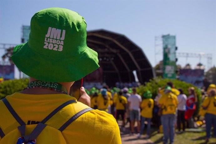 Un joven con un sombrero en los días previos a la JMJ de Lisboa.