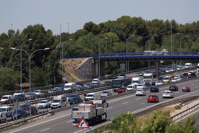 Atasco en la autovía A-3 con motivo de la operación salida de inicios de agosto, a 28 de julio de 2023, en Madrid (España). Tráfico prevé casi ocho millones de desplazamientos por carretera durante este fin de semana, más de 49 millones en todo el mes. Se