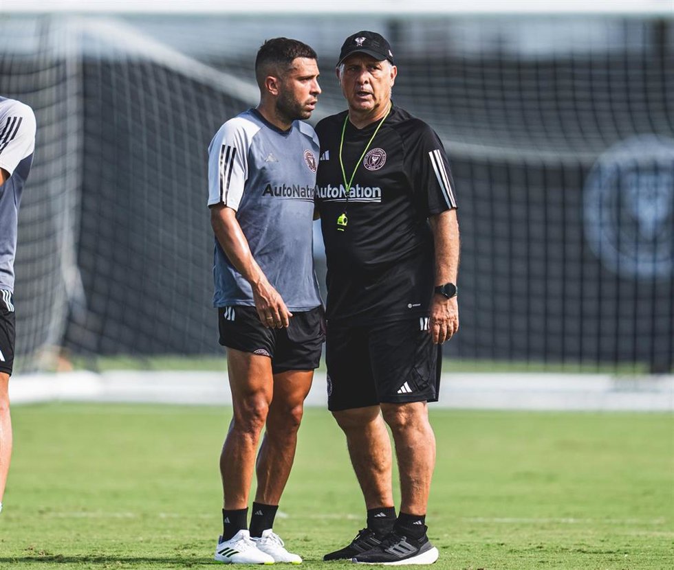 Jordi Alba saluda a Gerardo Martino durante su primer entrenamiento con el Inter Miami
