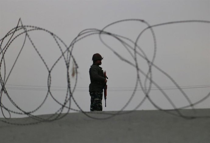 Archivo - Un policía en India