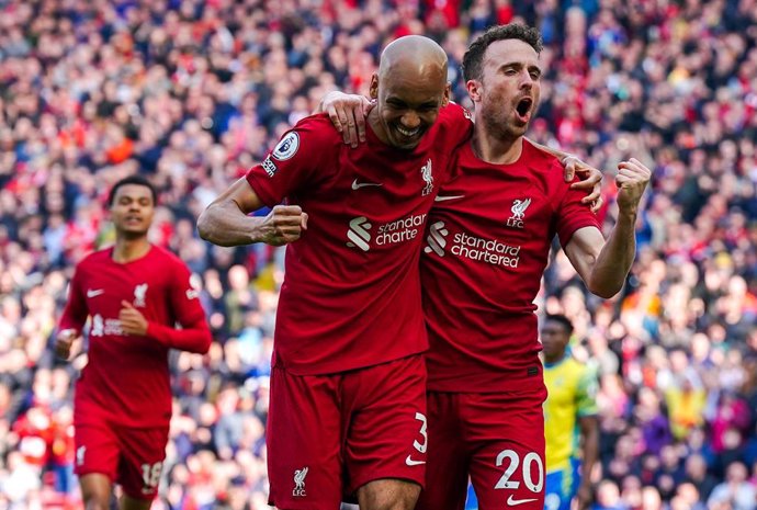 Archivo - Fabinho celebra un gol con el Liverpool con Diogo Jota