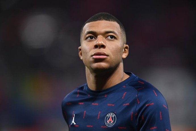 Archivo - FILED - 03 November 2021, Saxony, Leipzig: PSG's Kylian Mbappe looks on before the start of the UEFA Champions League Group A soccer match between RB Leipzig and Paris Saint-Germain at Red Bull Arena. Mbappe thinks his PSG achievements are not