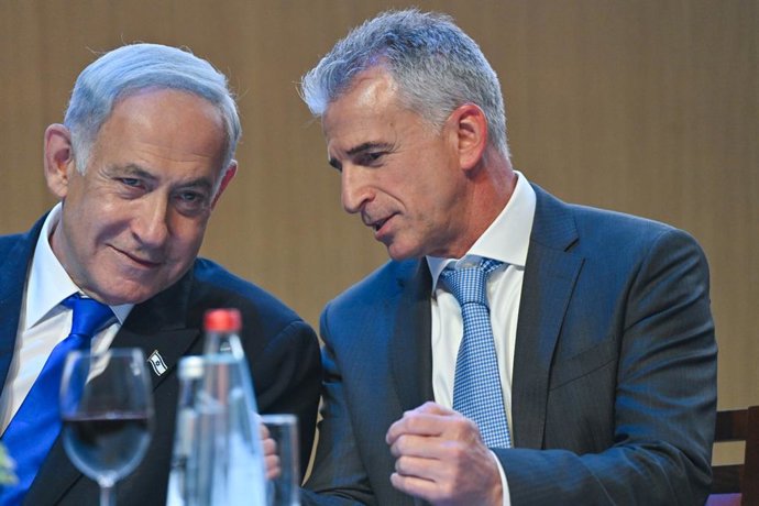 Archivo - El primer ministro de Israel, Benjamin Netanyahu (izquierda), junto al director del Mossad, David Barnea (derecha)