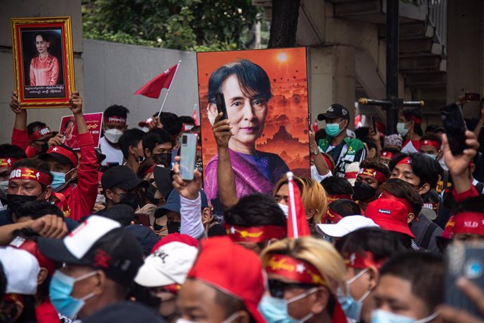 Archivo - Manifestantes con retratos de Aung San Suu Kyi frente a la Embajada birmana en Tailandia