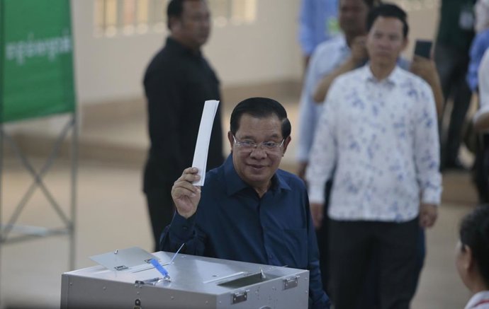 KANDAL, July 23, 2023  -- Cambodian Prime Minister Samdech Techo Hun Sen shows his ballot at a polling station in Kandal province, Cambodia, on July 23, 2023. The seventh general election kicked off in Cambodia on Sunday with a total of 18 political par
