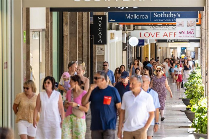 Varias personas pasean por el centro, a 15 de julio de 2023, en Palma, Mallorca, Baleares (España). 