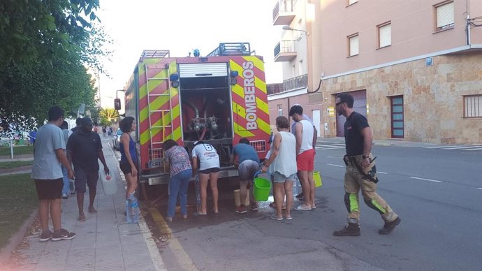 Bomberos de la Diputación de Huesca abastecen de agua a Binéfar tras una avería que obliga a cortar el suministro.