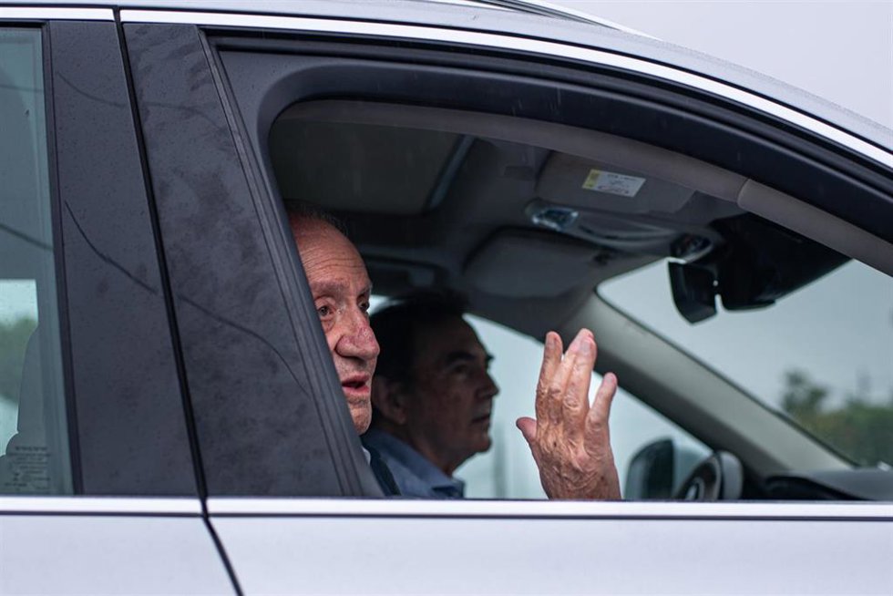 Juan Carlos I sale de casa de Pedro Campos, tras cinco días en Sanxenxo (Pontevedra)