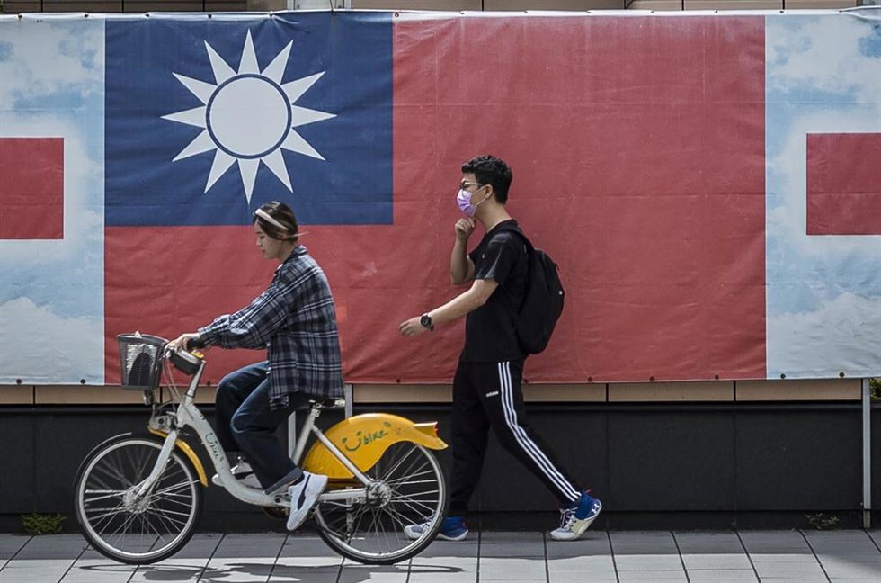 Archivo - Dos personas pasean por las calles de Taipei, Taiwán.