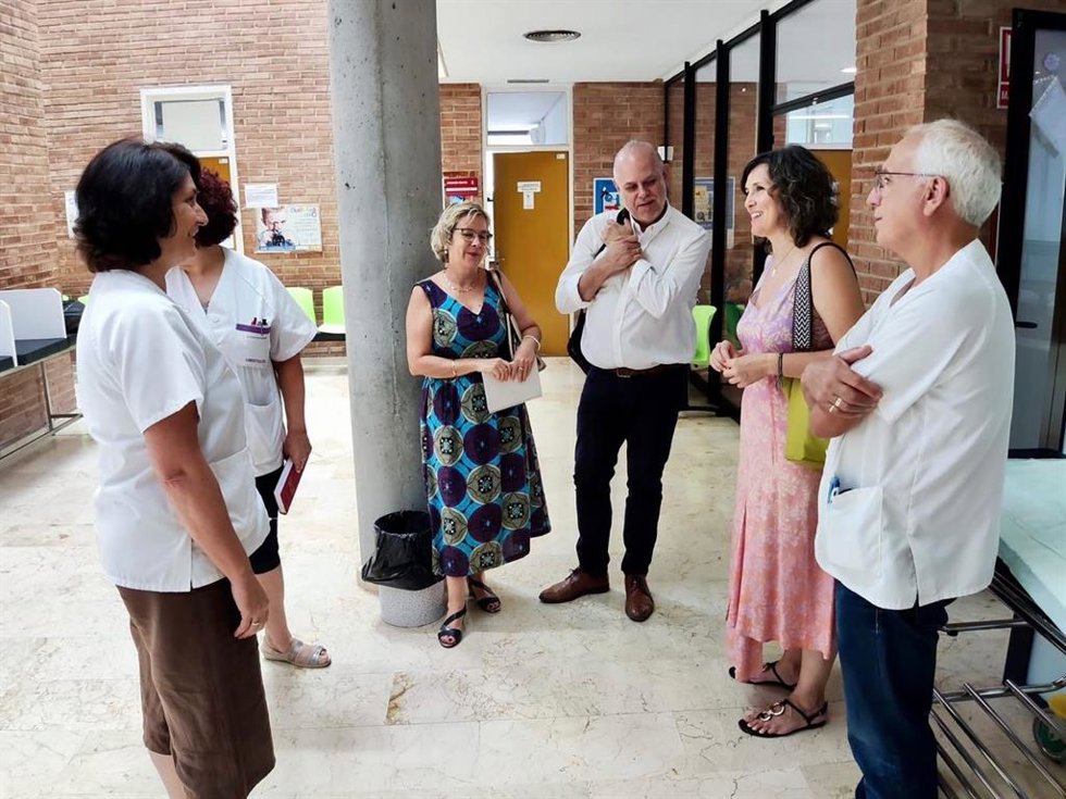 La concejala de Salud y portavoz del Ayuntamiento de Santomera, María Tornel, durante la visita a este centro de salud