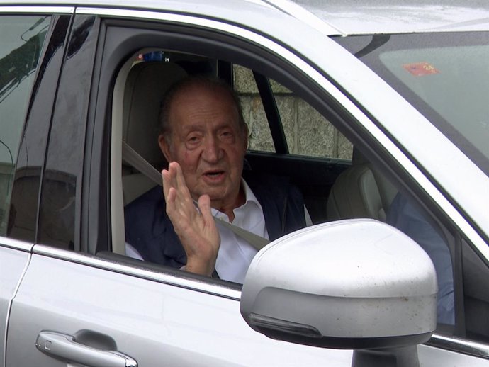 El Rey Juan Carlos abandonando la casa de Pedro Campos este martes