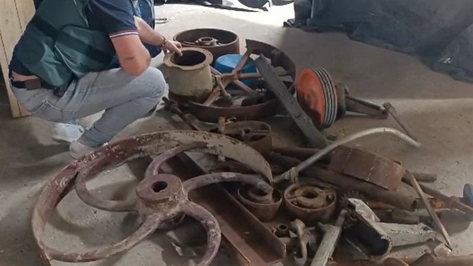 Un agente de la Guardia Civil inspecciona material agrícola.