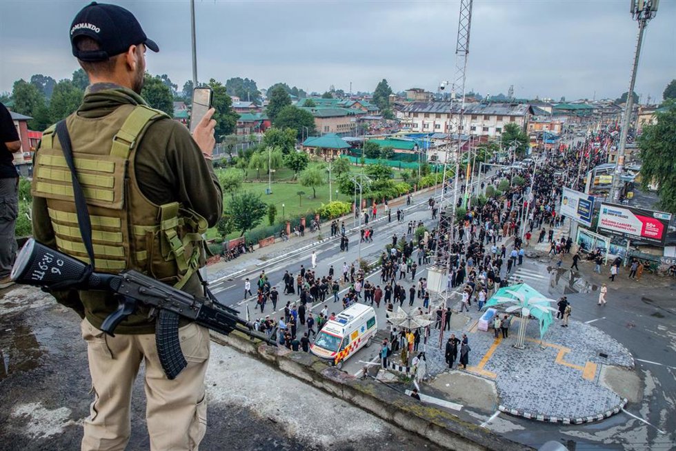 Un agente de la Policía de India supervisa una manifestación en Srinagar, en Jammu y Cachemira (archivo).  