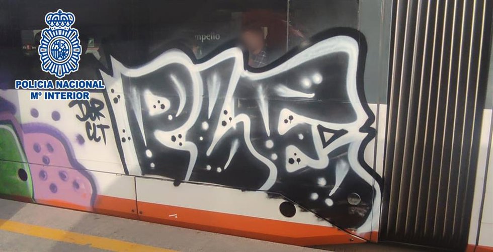 Nota De Prensa: "La Policía Nacional Ha Detenido A Tres Jóvenes Que Realizaron Grafitis En El Tram A Plena Luz Del Día Provocando Unos Daños De Más De 8.500 Euros"