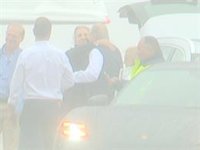 La Infanta Elena, su cariñosa despedida al Rey Juan Carlos en el aeropuerto de Vigo