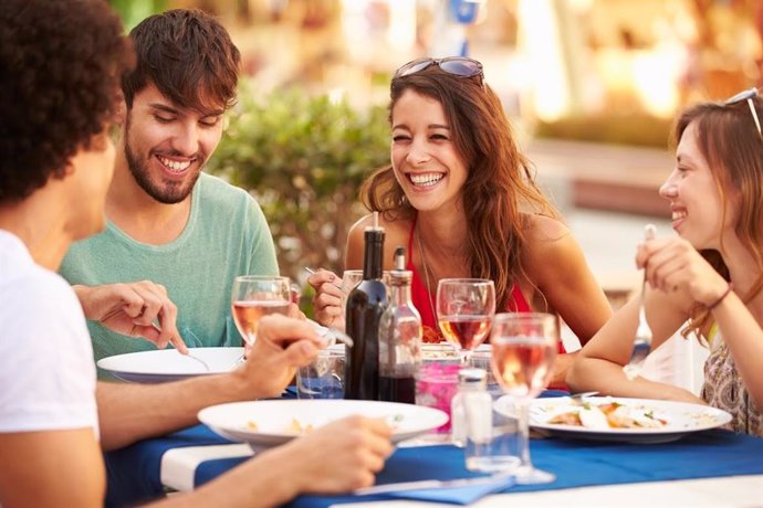 Archivo - Gente comiendo en un restaurante