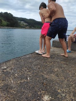 Dos niños jugando en la ría de Villaviciosa